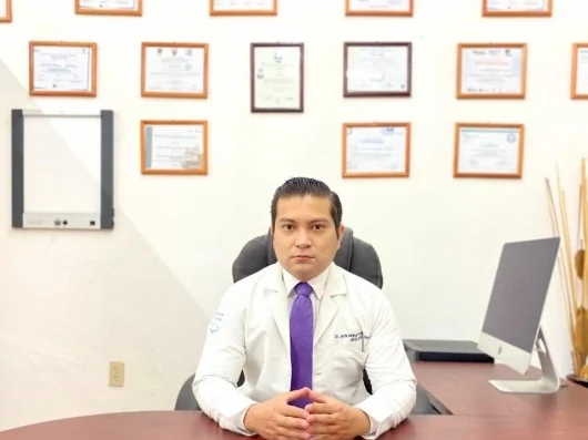 Consultorio del Dr. Jarib Aragón García, con sus diplomas en la pared