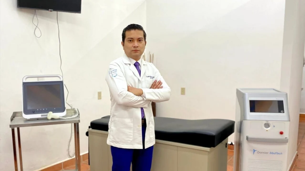 Sala de exploración del consultorio, con ultrasonido y equipo Dornier MedTech