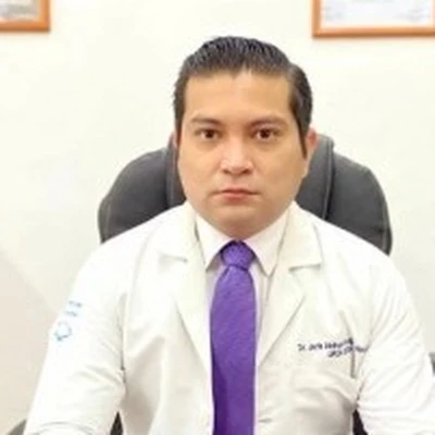 Dr. Jarib Aragón García en su consultorio